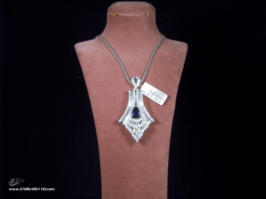 مدال الماس نشان مزین به یاقوت کبود